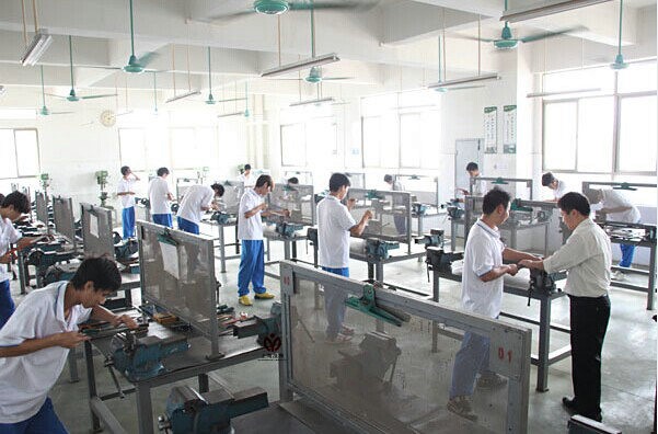 鉗工實(shí)訓(xùn)設(shè)備